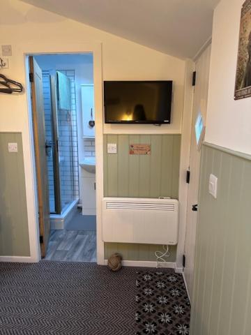 The Little Garden Hideaway With Stunning Sea Views And Garden Bed & Breakfast Holyhead Bagian luar foto